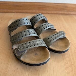 Clarks Collection Women’s Laurieann Cove Olive Green Leather Sandals, Size 9.5